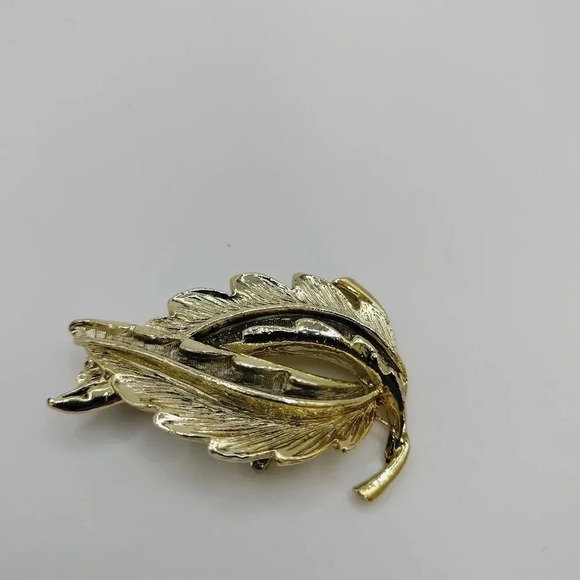 Gold Tone Gerry Leaf Swirl Design Brooch Pin - Picture 3 of 6
